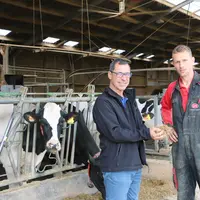 Philippe Arzul, nutritionniste Vitalac, et Lorry Beaucé, responsable lait. « L'objectif est d’avoir 50-55 vaches par robot, 38 à 40 l lait/VL/j, et le