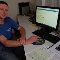 Éric François s’est familiarisé avec les grandes lignes d’Ecolait Pilot’ en moins d’une heure. © C. Reibel