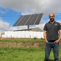 Stéphane Hélaine, éleveur. « Avec un tracker, l’intérêt est d’autoconsommer le plus possible en journée. À tout moment, je peux suivre en ligne sa pro