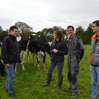 André Dumelon, conseiller agronomie à BCEL Ouest, à gauche, a accompagné Céline et Jean-Jacques Le Ru et Alexandre (associé fin 2019) dans la réflexio