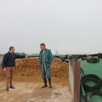 Alexandre Michel, un des associés du Gaec. « La recherche d'autonomie et le travail des matières premières demande du stockage. » Ici, deux silos neuf