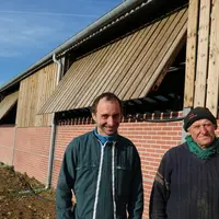Frédéric Willame, éleveur et Eric François, salarié de l'exploitation. © E. Bignon