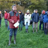 Florent Mercier a présenté ses essais de variétés de lotier et luzerne lors de la rencontre annuelle nationale du réseau Civam. © V. Bargain