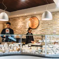 Dix pourcents des fromages consommés en France sont au lait cru. Ces huit dernières années, leur consommation a augmenté d’un peu plus de 1 % par an.