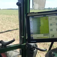 L’avancement du tracteur sur la parcelle apparaît sur l’écran de guidage du RTK installé dans la cabine. © L. Lesage