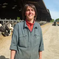 Marie-Laure Bechepois est maman avant tout, responsable de la traite de 50 vaches, des veaux jusqu’à 5 mois, du secrétariat et de l’administratif, et