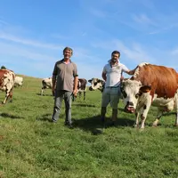 Dominique et Adrien Durécu « Nous valorisons beaucoup mieux nos prairies avec des petites parcelles. Les vaches pâturent plus et mieux. Et le résultat