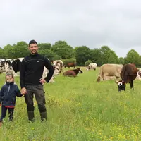 Benjamin Boileau, avec sa fille Lily. Cent hectares autour de la ferme sont pâturables. © V. Bargain