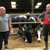 Gildas Lannuzel (à gauche) avec son apprenti Jean-Baptiste Colin. « Après mon accident, l’équipement m’a permis de gérer 90 % des inséminations à dist