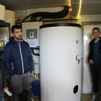 Après dix mois de fonctionnement, les quatre associés du Gaec sont très satisfaits du chauffe-eau solaire. © V. Bargain