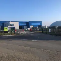 Par rapport au risque de débordement, le site dispose d'une triple sécurité : cuves sur rétention étanche, vannes à activer manuellement de la zone de