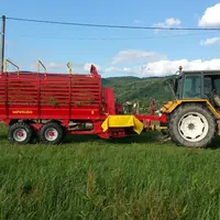 Avec la faucheuse autochargeuse de 26 m3 et 1,80 m de largeur de coupe, Guillaume fauche à 10 cm de haut (grâce à une réhausse installée sur le tambou