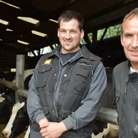 Benjamin associé en Gaec avec son père Gérard Talvas (et son oncle Marcel) dans le Morbihan. © C. Le Clève