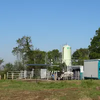 Dans le système bio, les vaches en production séjournent sur deux sites (hiver, printemps-été). La traite est assurée par un robot de traite mobile. T