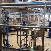La salle de traite rotative permet de traire seul et donc de se libérer un week-end sur deux et d’avoir trois semaines de vacances par an. © DR