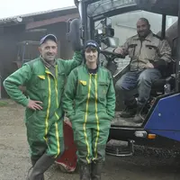 Christian Landes et sa fille Chloé, apprentie, avec Romain Lespinasse, un des chauffeurs de la désileuse automotrice. La machine va être changée proch