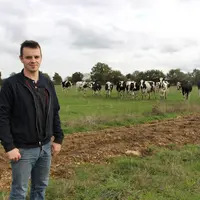 Ludovic Ménoret préfère se concentrer sur la production de lait plutôt que sur les cultures. © V. Bargain