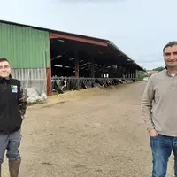 Jean-François Perrin avec Pierre, l'un de ses deux apprentis. « Toutes les personnes qui interviennent ici sont assez autonomes pour tout ce qui touch
