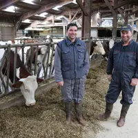 Philippe et Cédric Divinia. "Depuis que l'on distribue la ration le soir, elle est mieux valorisée. Les vaches gaspillent moins d'énergie en déplaceme
