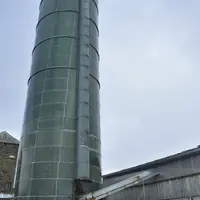 Imposante structure de 25 m de haut et de 6,10 m de diamètre, le silo tour date de 1978. © B. Griffoul