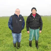 Jean Tourneux, Seenovia, et Vincent Durand. « Les méteils améliorent la structure des sols et préservent la réserve hydrique. » © V. Bargain