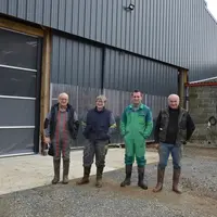 Jean-Yves, Valérie, Nathan et Didier Honoré apprécient le confort et la fonctionnalité de leur nouveau bâtiment. © C. Julien