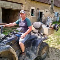 Ludovic Serreau, du Gaec des Chesnaies, en Indre-et-Loire, a conçu une dérouleuse de clôture « maison » montée sur quad. © E. Bignon