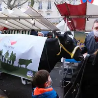 La FNPL est allée sur les marchés ( ici à Paris) à la rencontre des consommateurs, pour mettre la pression sur la grande distribution. © J.-M. Vignau