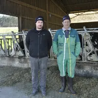 Sébastien Bonnevialle et Jordan Logier (à gauche), son salarié et futur associé, qui va s’engager dans un stage parrainage de sept mois tout en menant