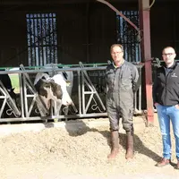 Sébastien Munier et Jérôme Larcelet, de Seenorest. « En acidifiant la ration et en apportant du calcium, on évite l’hypocalcémie subclinique. » © A. C