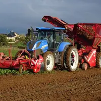 Le groupe betterave a pris des parts dans une autre Cuma pour acheter un tracteur de 200 ch, nécessaire pour tracter la récolteuse, et a fait l’acquis