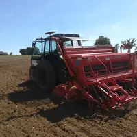 Semis de l'essai sur les dérobées estivales à la ferme expérimentale des Bordes, dans l'Indre. © Ferme expérimentale des ...