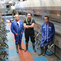 Dominique, Charles-Antoine et Xavier Barbé. « Notre TPA nous permet d’atteindre un débit de chantier dans la limite du raisonnable en termes de confor