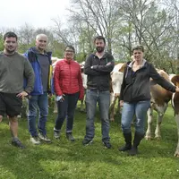 De gauche à droite : Quentin Pagès et la famille Douix (Patrice, Mireille, Florian et Laurène), anciens et actuels associés du Gaec La Clef des Champs