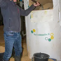 De la farine de paille est épandue tous les soirs dans les logettes à raison d’une boite de conserve par place. En hiver, cet apport est complété par