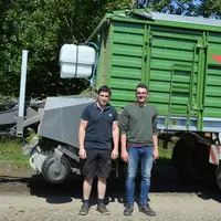 Jérémy Hurel, président de la Cuma La Gourmande et Adrien Piquet, à  chauffeur attitré de la faucheuse et  remorque autochargeuse."Comme le matériel e