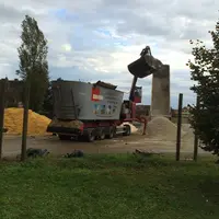 Le débit moyen de la réalisation des mélanges est de 75 t/h à l’aide de la mélangeuse autonome de 45 m3.