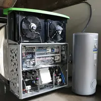 Le groupe frigorifique comporte trois parties: en haut les ventilateurs à puissance variable, au milieu le coffret électrique de régulation, en bas le