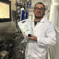 Eric Lepage, éleveur et gérant de la SARL Ferme des glycines. « Le but serait qu’il y ait une ferme par département qui puisse fournir du yaourt bio e