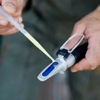 Le suivi est basé sur la mesure du colostrum au réfractomètre optique sur un tiers des vaches du troupeau.