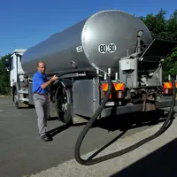 Collecte de lait par la Société laitière des Monts d'Auvergne chez les éleveurs du Massif du Sancy pour la fabrication de Saint-Nectaire AOP. Salarié