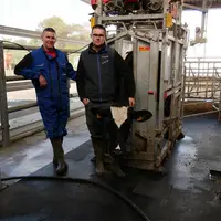 Daniel et Quentin Houllegatte. « L’aménagement d’une travée en box de contention permet d’intervenir seul et en toute sécurité. Côté bémol, nous n’avo