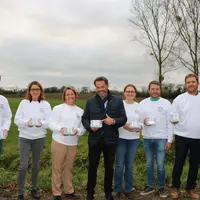 Les éleveurs impliqués dans le projet, avec Olivier Mevel (conseil en stratégie). « Nous devenons partenaires de l'usine Danone du Molay-Littry, et pl