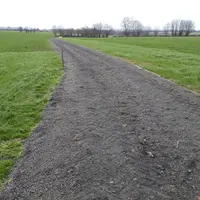 Sur le chemin où l’éleveur passe avec la tonne à lisier, le machefer est plus bosselé.