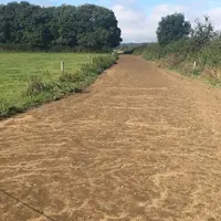 Tous les chemins anglais ne sont pas low-cost. Ici un chemin large, entretenu tous les trois ans avec un apport de sable en surface, non emprunté par
