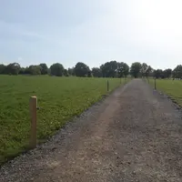 L'inconvénient du chemin cailloux et sable en couche de finition, est qu'il demande un entretien régulier.