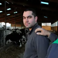 Le nombre d’actifs s’installant en lait reste stable depuis dix ans. Le déséquilibre provient du nombre dedéparts très important du fait de la pyramid