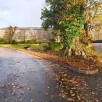 Le bitumage de la cour améliore les conditions de travail.