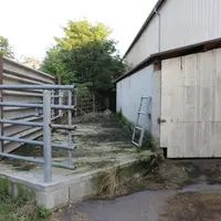 Les éleveurs ont prévu de remplacer la barrière amovible par une paroi pleine (voir plan),