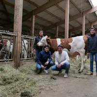 Laurent et Sylvain Henriet, avec leurs fils Léandre et Aubin. « Nous visons la performance économique, mais toujours dans le respect de l’homme et de
